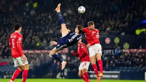 巴西新星中锋横扫赛场！五战六球引爆欢呼，粉丝狂赞：新一代R9降临！