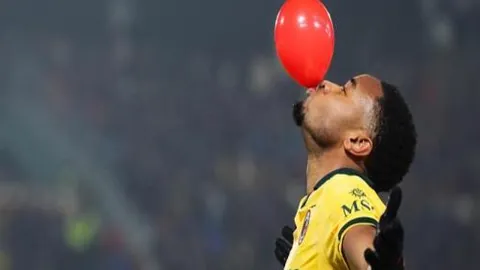 斯卡马卡父在罗马基地内破坏多辆汽车